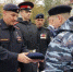 Герой России Андрей Фроленков вручил кадету Федору Симоненко берет собровца - Газета Труд