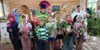 Юные христиане стали участниками Божественной литургии в руинированном храме в честь Покрова Пресвятой Богородицы с. Новая Романовка Мглинского района - Клинцовская епархия
