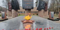 Сегодня у памятника Героям Отечества прошёл торжественный митинг, посвящённый празднику - Дню Героев Отечества. - Администрация г. Клинцы