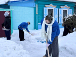 Активисты «Движения Первых» оказали адресную помощь в уборке снега Галине Ивановне Афонасенко, блокаднице Ленинграда.