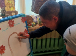 «Один на всех»: как родители рисовали портрет воспитателя.
